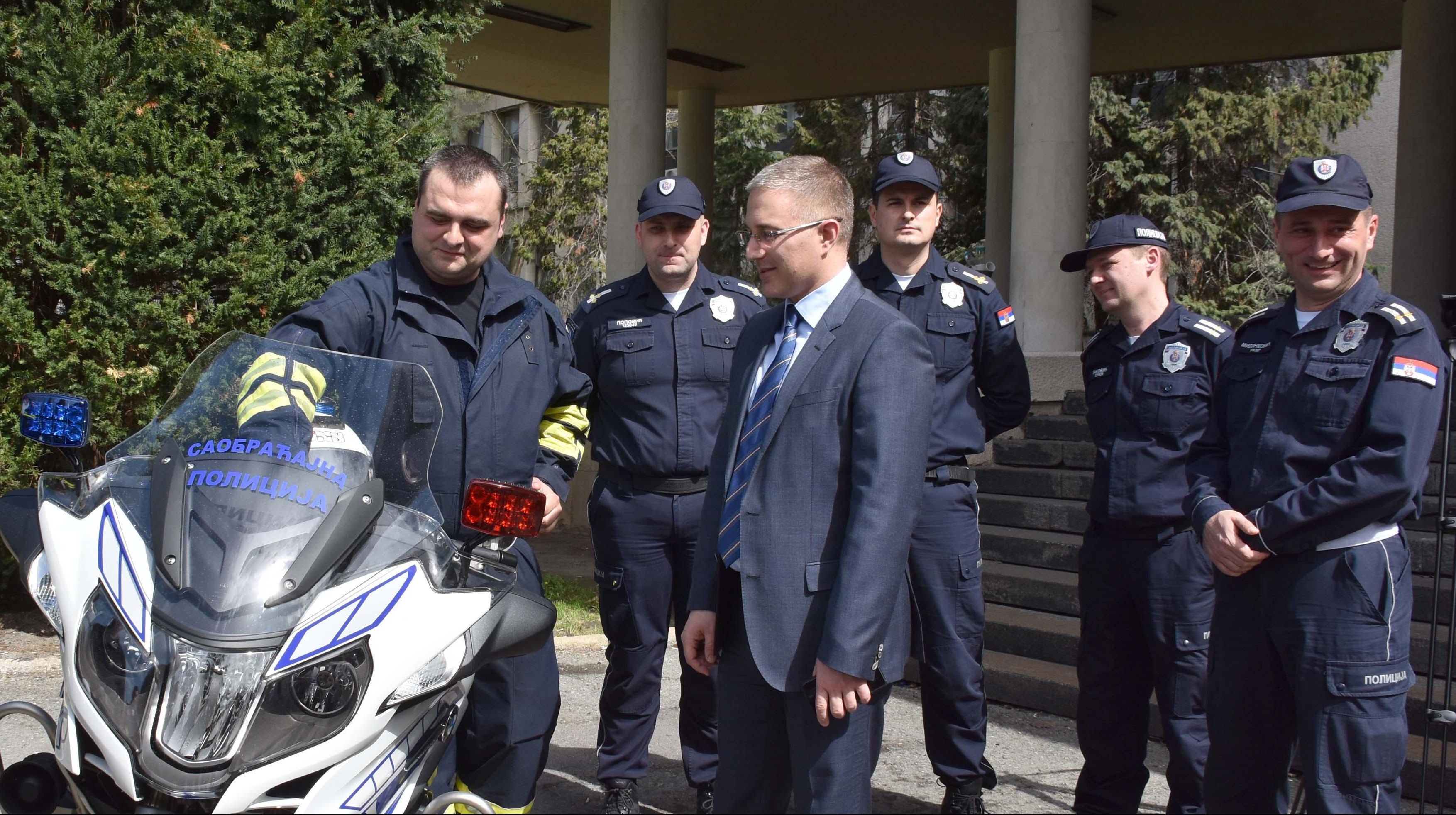 (FOTO) EFIKASNA KONTROLA SAOBRAĆAJA! Stefanović uručio Upravi saobraćajne policije 20 novih patrolnih motocikala! 